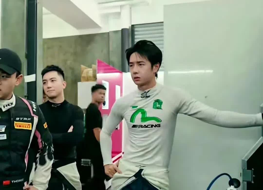 全网最废爸妈的就是王一博了吧，
大家都觉得他热爱运动，内核稳定，
我却觉得他