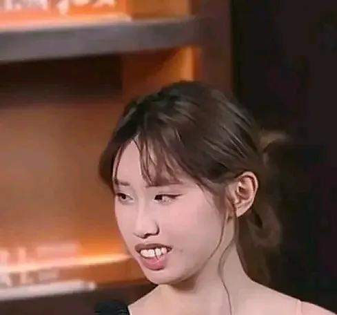冯小刚和徐帆的女儿冯朵长大了，冯导的遗传基因太强大了，女儿和爸爸长得太像了，要说