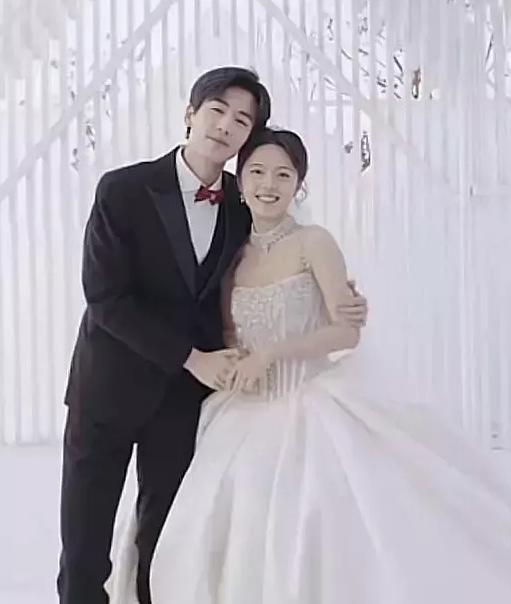 张凌赫和赵今麦“结婚照”流出，看起来完全没有cp感啊，一米九的张凌赫和一米六的赵