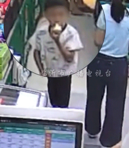 湖南，一大妈带着两个孩子去买榴莲，但这期间大妈挑了一盒剥好的榴莲，并让两个孩子一