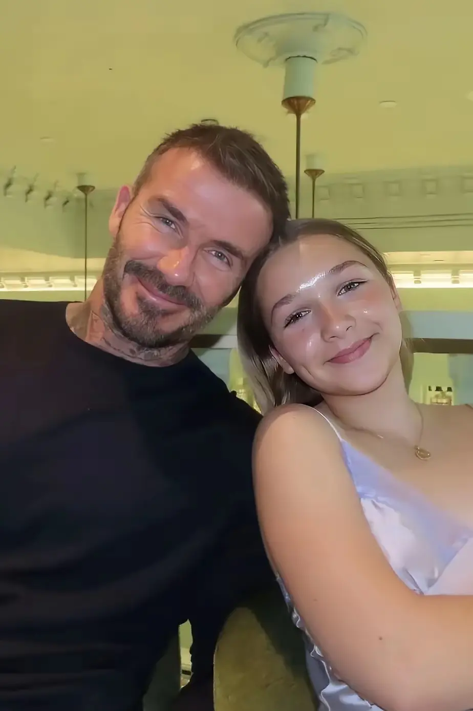 贝克汉姆女儿被国外网友笑称为英国王诗龄。
