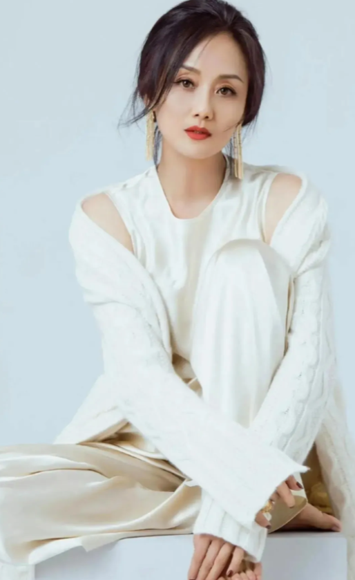 太美了太迷人了太漂亮了吧。把女人的美演绎的刻骨铭心好演员、气质好、更大气、肤白貌