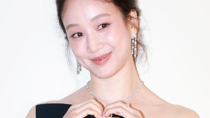 郑丽媛晒视频：黑色抹胸长裙束发显利落，珠光宝气好贵气！