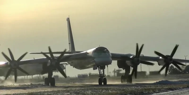 乌克兰被美国活生生的给玩坏了。



苏联解体的时候，乌克兰可以说是家财万贯，人