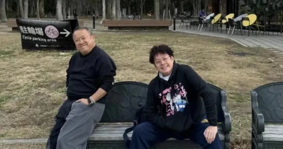 去日本游玩的谭咏麟和曾志伟，近日，已经74岁的谭咏麟搭档71岁的曾志伟在日本游玩