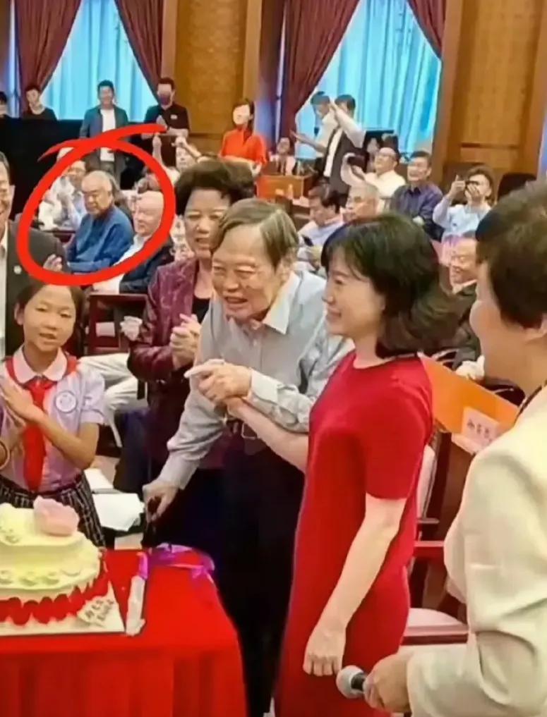 杨振宁这硬朗的身板，像这么大岁数的人真找不出几个，一百多岁了！
杨振宁在出席活动
