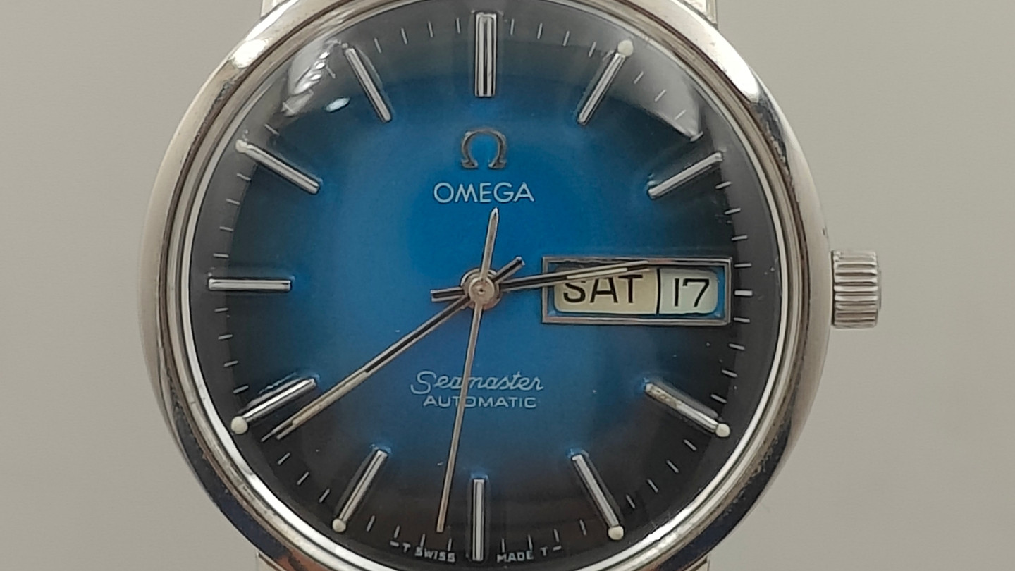 欧米茄海马双日历男表，渐变蓝盘低调奢华