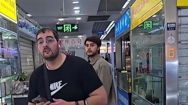 巴勒斯坦网红义乌遇以色列人，想动手给亲人报仇，中国朋友劝冷静