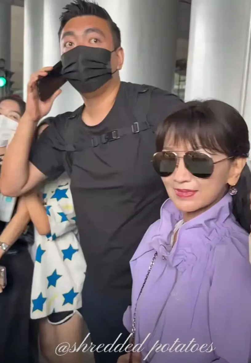 8月23日，赵雅芝现身北京，不愧是不老女神，看起来还是那么年轻漂亮！
赵雅芝身穿