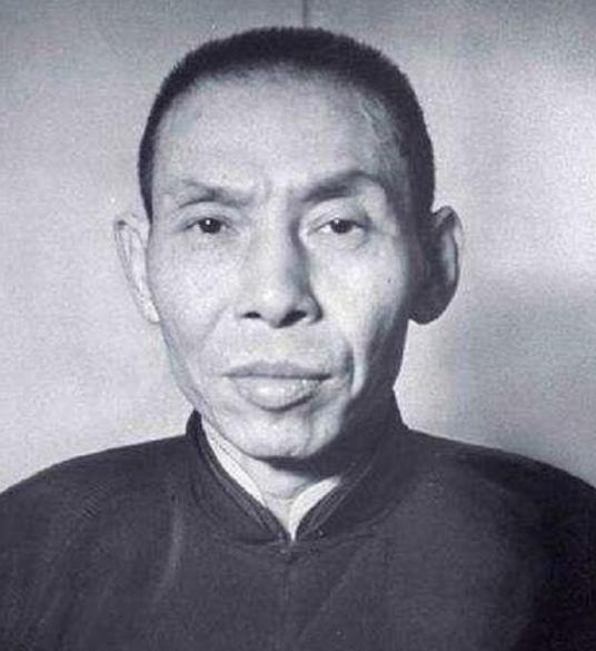 恩人的儿子来投奔杜月笙，沈月英提醒杜月笙：先试人品，不行，走人！于是，便在地上扔