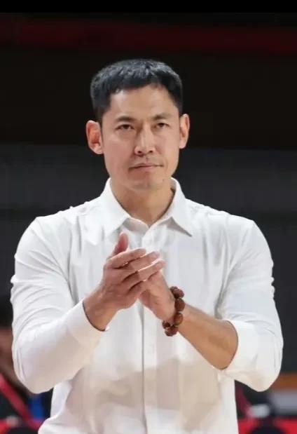 张庆鹏执掌北控男篮，开启新篇
突发，北控男篮官宣重磅消息，闵鹿蕾因个人原因辞去主