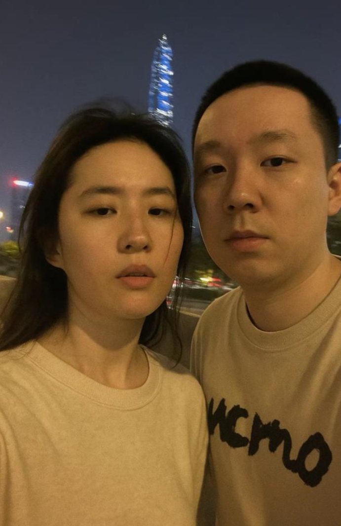 此人自称曾经追求过刘亦菲，还说有照为证。我讨厌他跟女神这张合影，求大神把他P了，