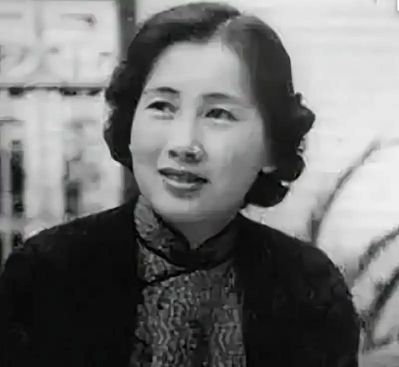 [月亮]1986年，白崇禧的女儿偷偷潜回大陆，在桂林小住了几天。临走时，她去旅馆