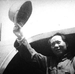你绝对想不到，第一个喊出“毛主席万岁”的人，竟然是蒋介石，他还高喊了6次，这是为