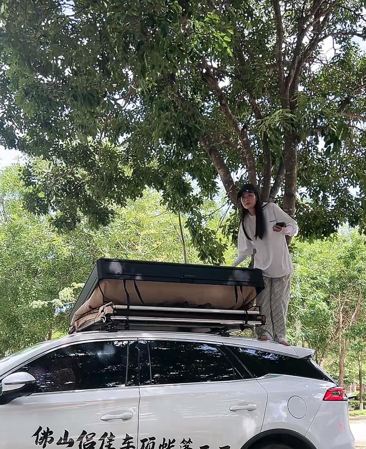 #头号新车#这帐篷也太牛了吧，真的是只要钱到位了，啥都能买得到吧！
这是一顶车载