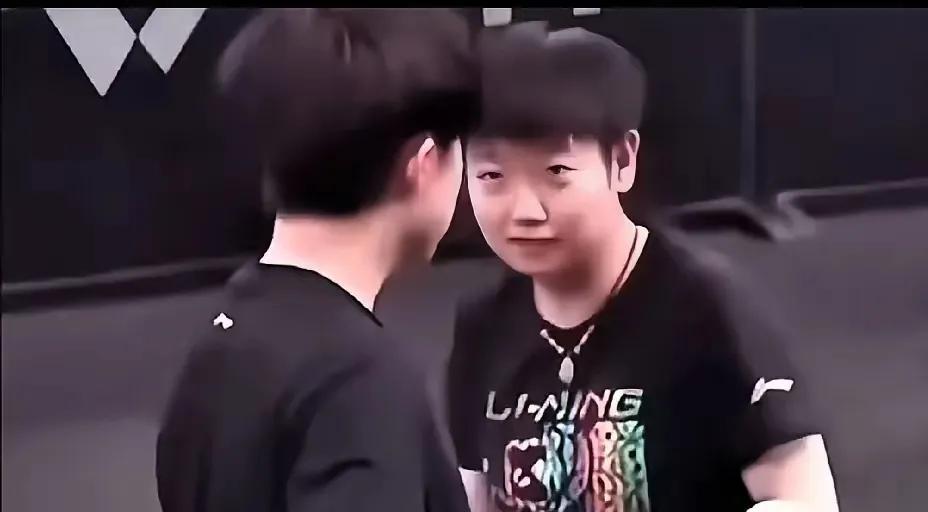 大头唱过一首歌
《丫头》，像是给他量身定做的
“我那乖乖的，坏坏的丫头”
坏坏的