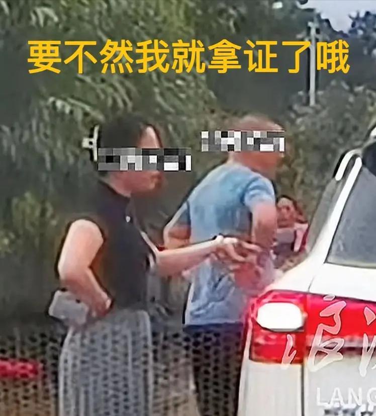 快讯！新华社：官方通报女司机亮证逼迫让路事件。系非公职人员，证件是其丈夫的，已被
