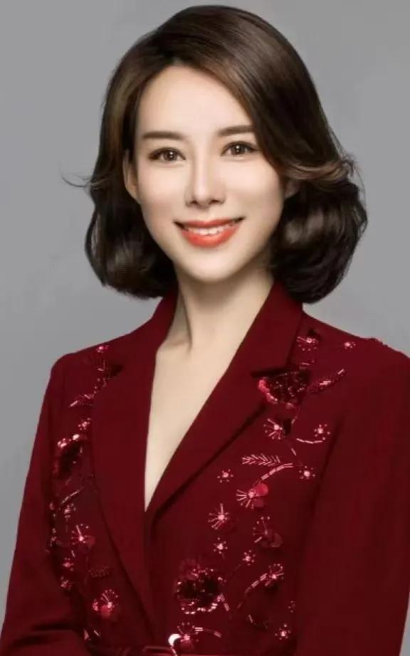李毅，女，山东广播电视台主任播音员，《山东新闻联播》主播，毕业于山东艺术学院 。