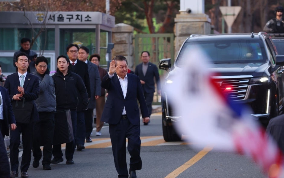 韩国前总统尹锡悦在9日首尔中央地方法院举行的羁押前嫌疑人审查（令状实质审查）中，