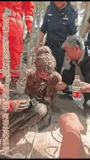 峭壁上绽放的警花：生命守护者的最美逆行
在2025年的时光长河里，一位身着藏蓝警