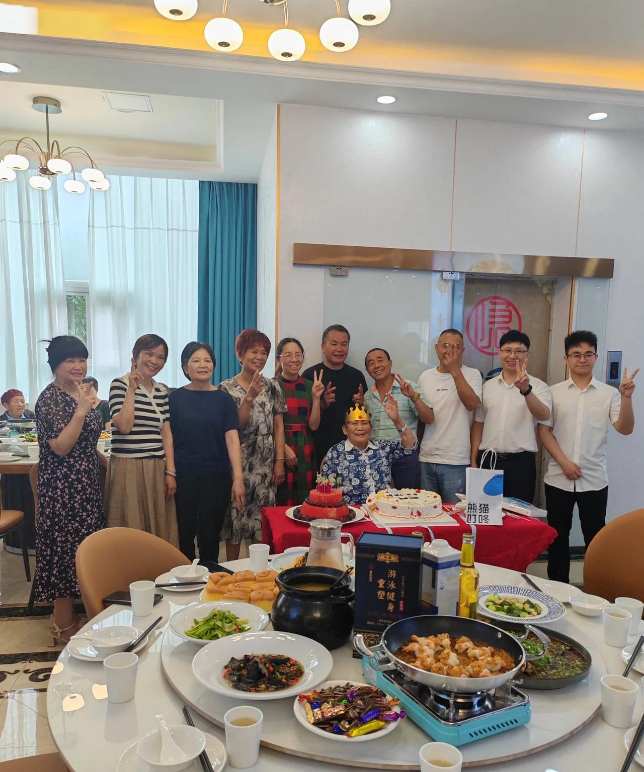 九十三岁了，儿孙满堂，值得点赞庆祝！