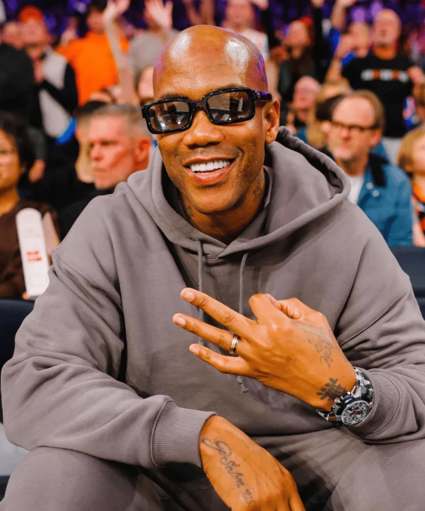 NBA常规赛，尼克斯与公牛的比赛正在进行中。
赛中，尼克斯官方晒出斯蒂芬-马布里