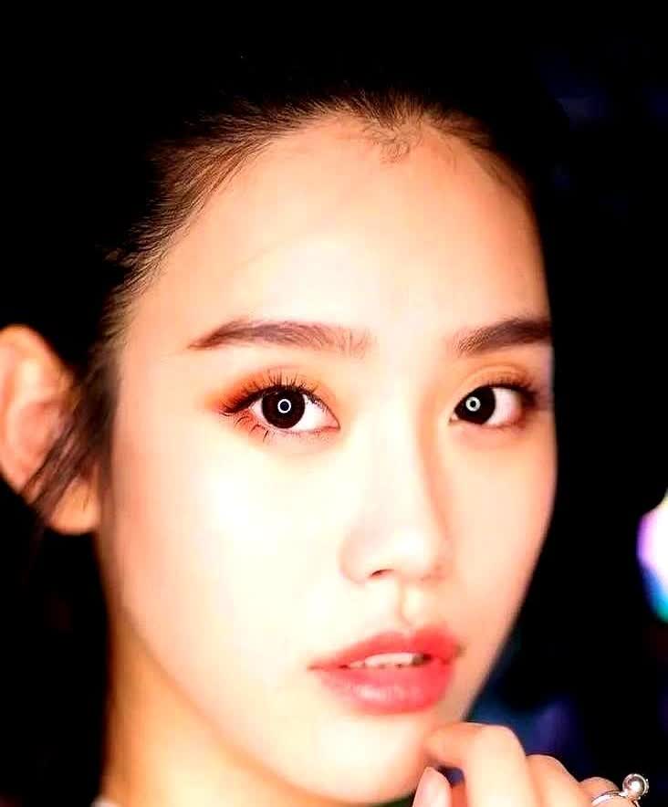 何猷君说大家只知道我老婆奚梦瑶漂亮，却不知道在现实中她是这样的人。

你以为