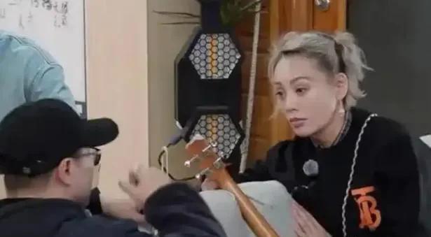 汪峰用蛋糕无人机给宁静庆生！牵手看流星，撕碎章子怡最后的体面