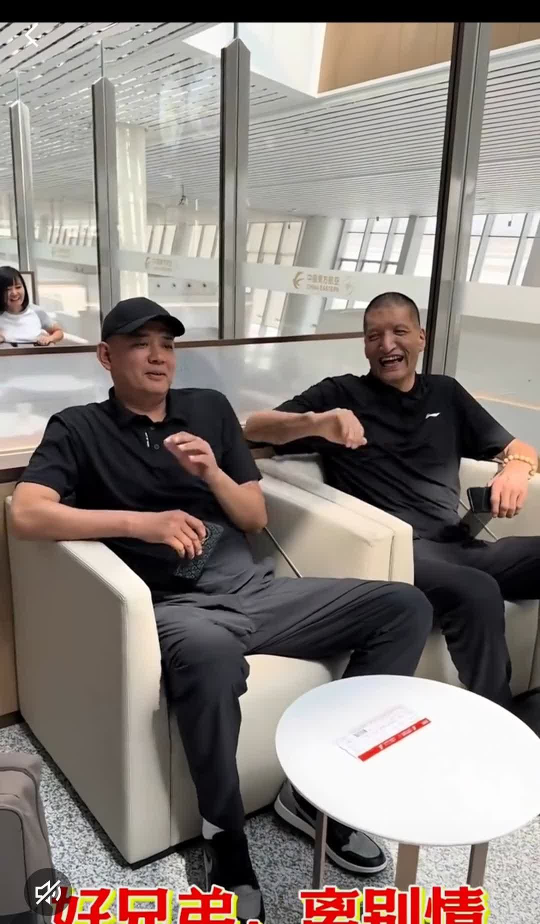 巴特尔和巩晓彬关系太好了，相聚又说又笑

这两人关系太好了，常常聚在一起，两