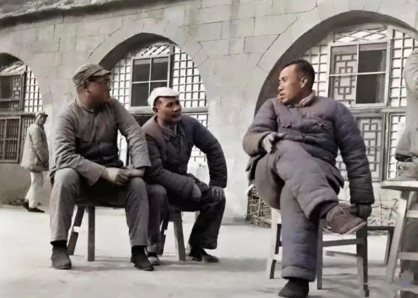 延安时期，“朱刘叶”3位元帅的一张合影，三人坐在窑洞前！

在这张珍贵的照片里，