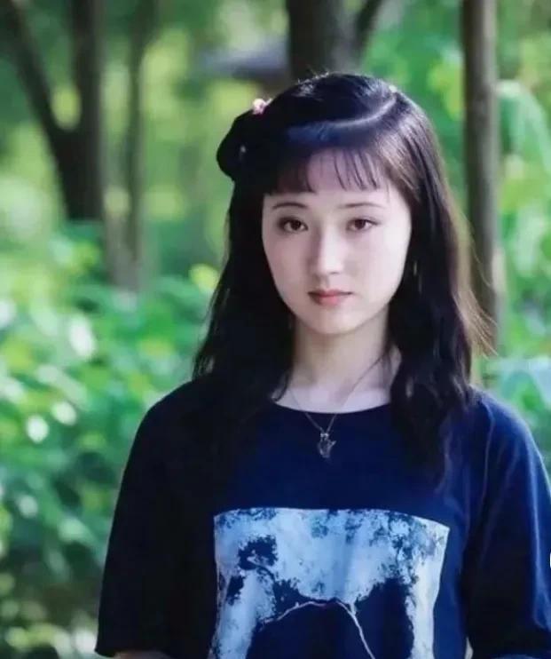 最近，一张女孩的随拍照，因其眉眼与87版《红楼梦》中的林黛玉极为相似，从而引发了