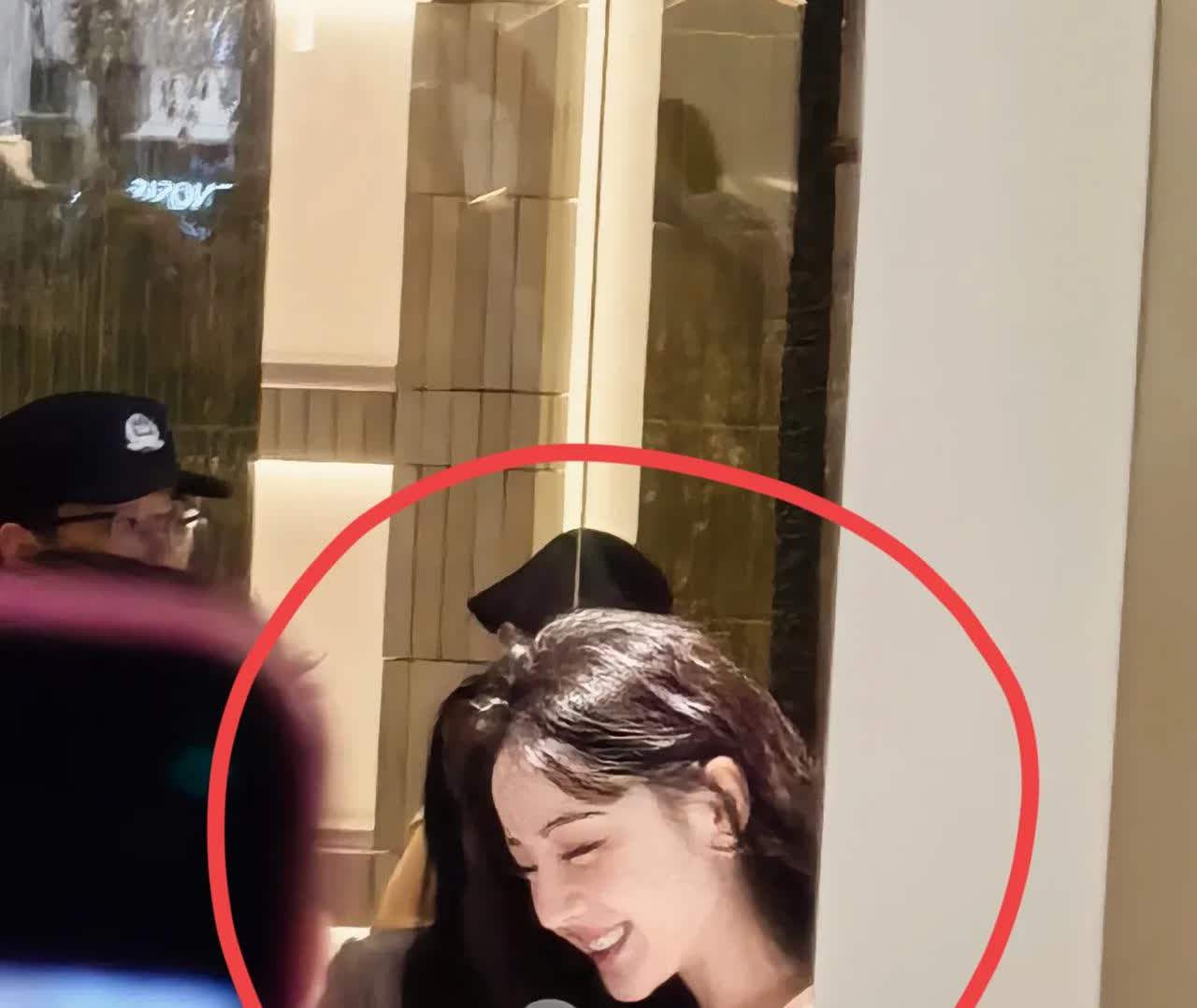 我老公特别迷迪丽热巴，
疯狂到什么程度，看见迪丽热巴的剧就走不动道，前段时间他