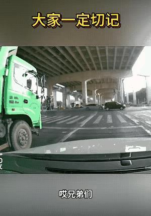 遇到这样的路况大家该如何处置呢？我不知道别人会如何操作，我绝不会冒然起车，因为左