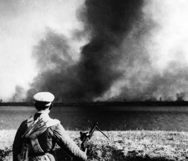 1943年，日军空袭时，八路军一小战士仰面躲在草丛里，看着距离不到100米的敌机