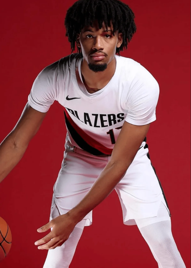 NBA常规赛，开拓者125-117击败鹈鹕。
赛后开拓者球员多诺万-克林根谈到了