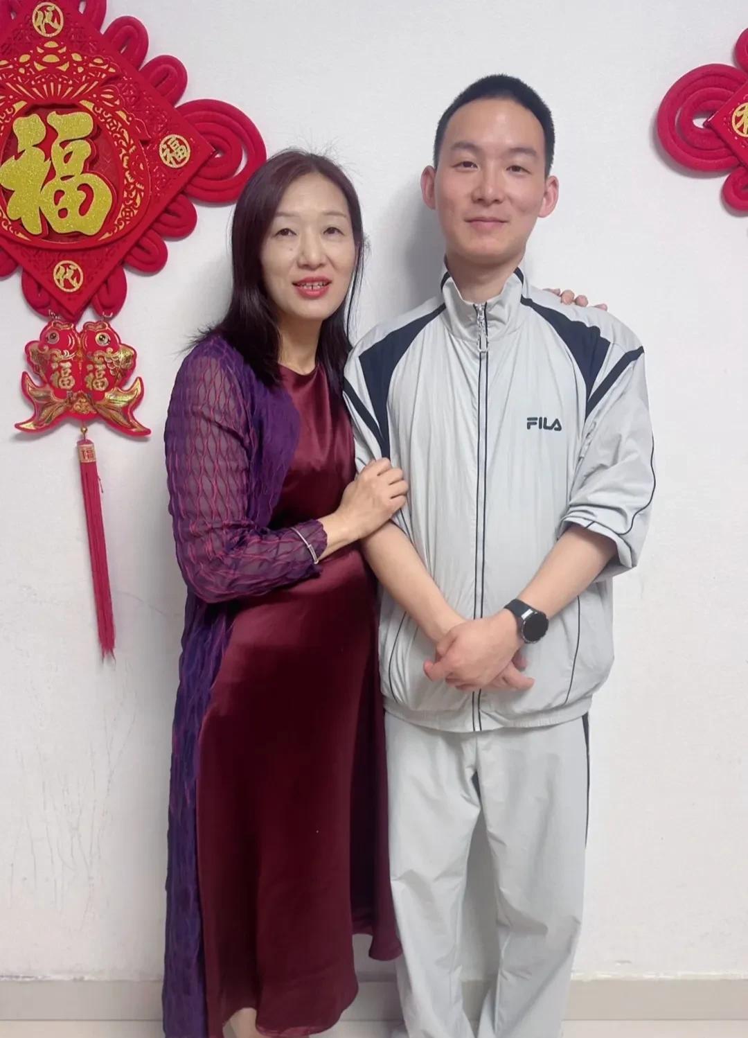 谢浩男终于晒出了与妈妈的合照，照片中他有点羞涩，依偎在妈妈身旁。其实这张照片早就