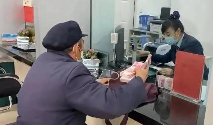 陕西西安，一大爷家里120000元的存款到期，于是来到银行重新存定期，可没想到，