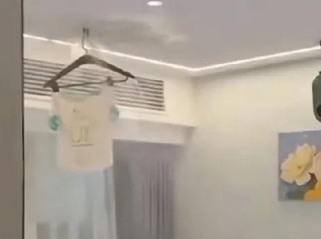 近日，贵州贵阳一酒店发布视频称，客人入住酒店后，把衣服挂在消防喷淋装置上，导致喷