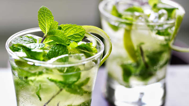 探索每个爱好者都应体验的经典鸡尾酒，品味这些必尝饮品的优雅