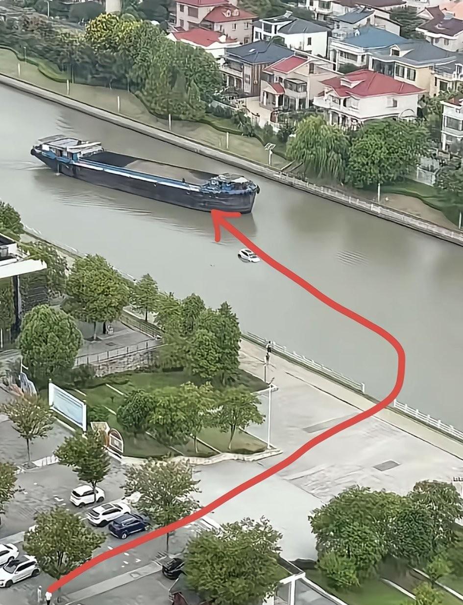 小车掉入河流，差点与沙船发生碰撞。
江苏丹阳，在九曲河里，有网友拍摄到一辆汽车掉