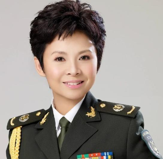 1980年，一个男人把董文华约到一个无人的地方，对她表白心意，没想到，董文华却沉