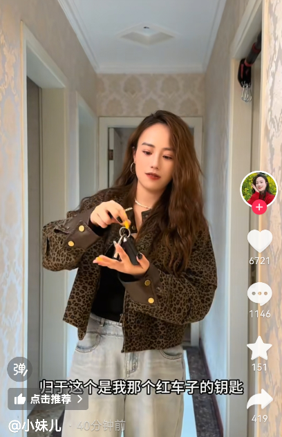 小妹儿回去开车，二娃选择报警。
看来小妹儿和周二娃两口子要正式开撕了，他们有辆红