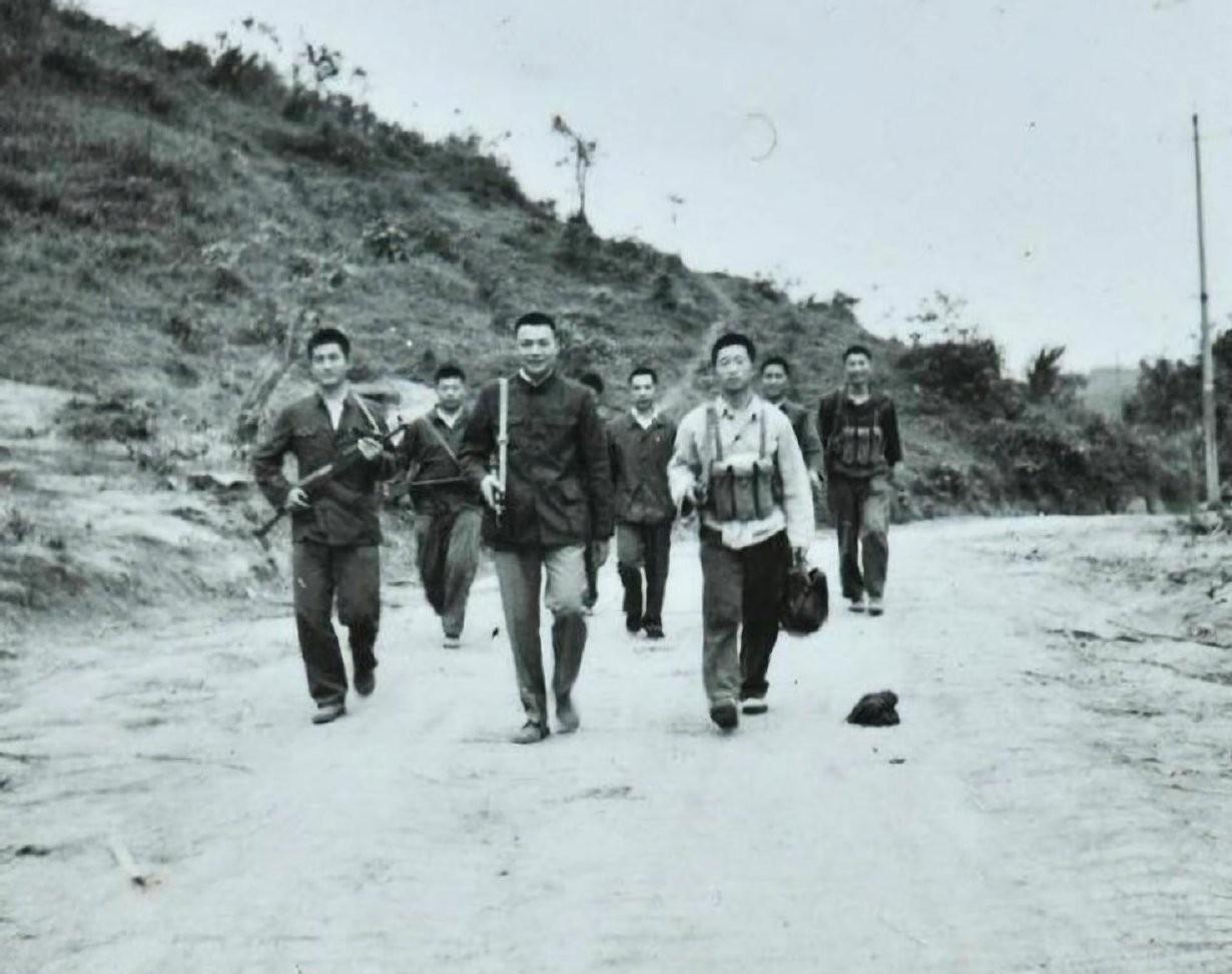 对越自卫反击战时，解放军侦察兵对越化妆侦察，穿着边民衣服（图1），更极为少见的是