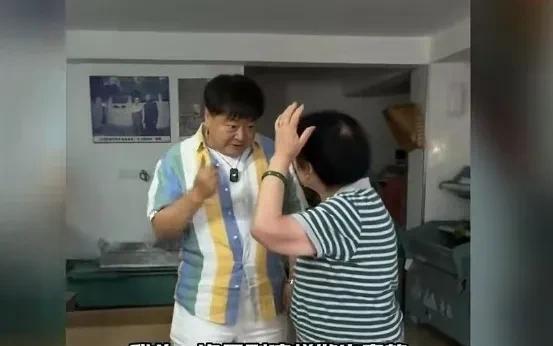 洪剑涛喝不起100块钱一杯的龙井吗？
当然不是！
他是对店家的服务态度不满意。