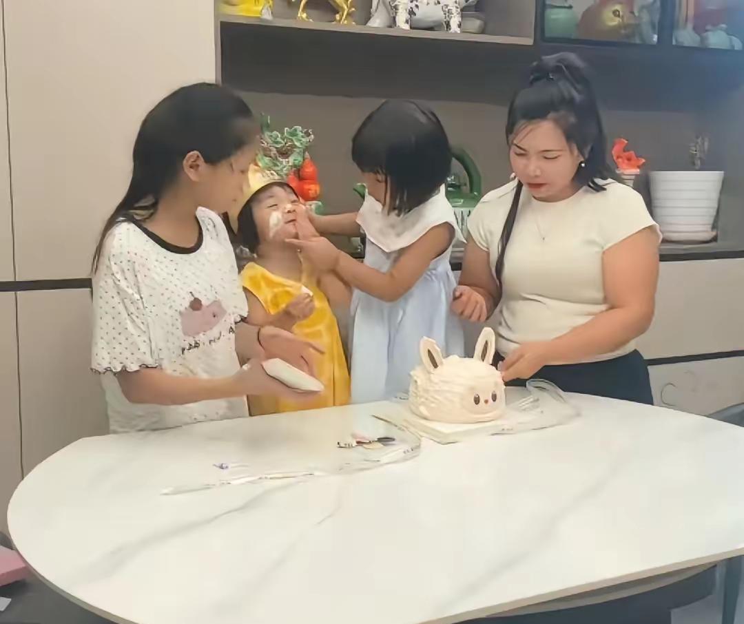农村四哥三女儿过生日，小英子话中有话，大家听出来了吗！
昨天是农村四哥三女儿过生