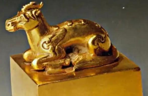 1993年，郭新科在墓中将一颗800克的皇后金印吞入腹中，回家后，他喝下一大壶香