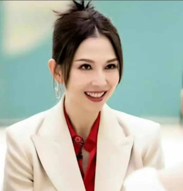 一次，主持人问蔡少芬：“大家都说刘銮雄养你6年，分手费你是收了1.6亿，请问真的