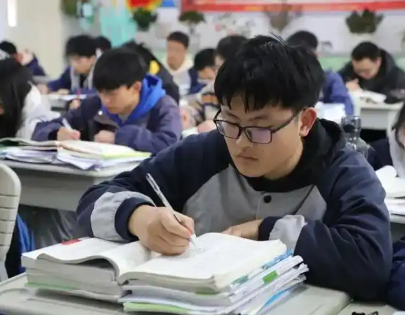 生个儿子真是皮夹克。

还是夏天39高温都要穿的皮夹克。

昨天老师给我打电话，
