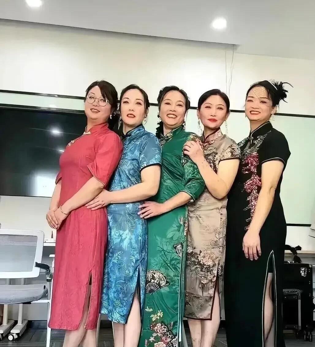 五位大妈退休之后的闲暇时间经常相聚一起，她们穿着不同风格的旗袍，气质各不一样，虽