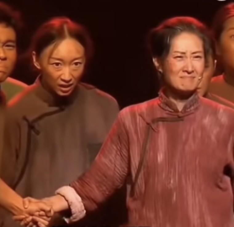 不依附男人后她活成了女人的榜样[赞]
大家都知道，
刘敏涛有一段失败的婚姻，
跟